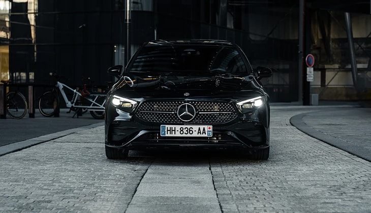 Mercedes-Benz A200 AMG Line noire vue de face, phares allumés