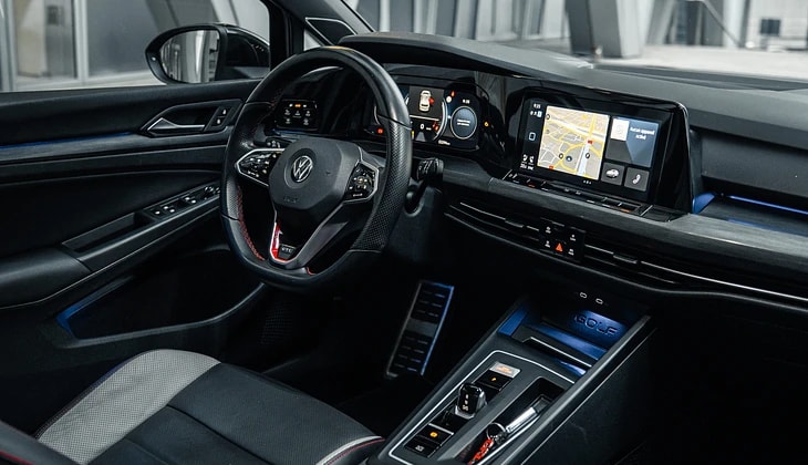 Habitacle de la Golf 8 GTI Clubsport : volant, combiné numérique et écran central