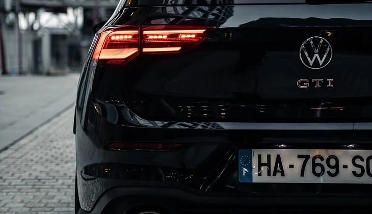 Feux arrière allumés et badge GTI de la Golf 8 GTI Clubsport