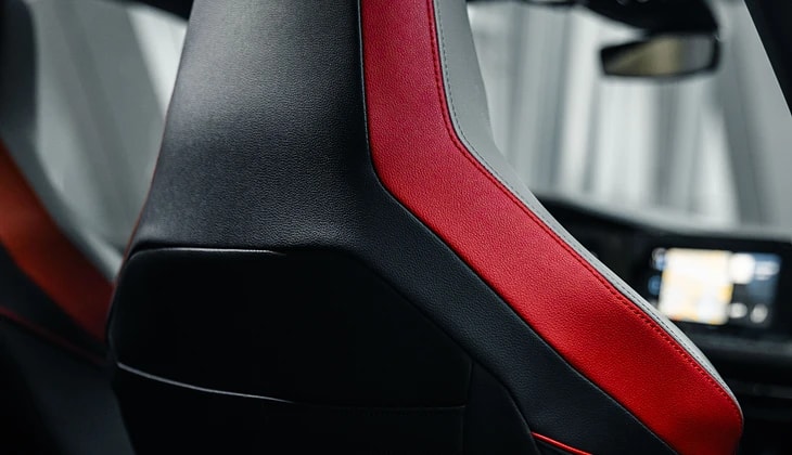 Dossier rouge et noir d'un siège de la Golf 8 GTI Clubsport