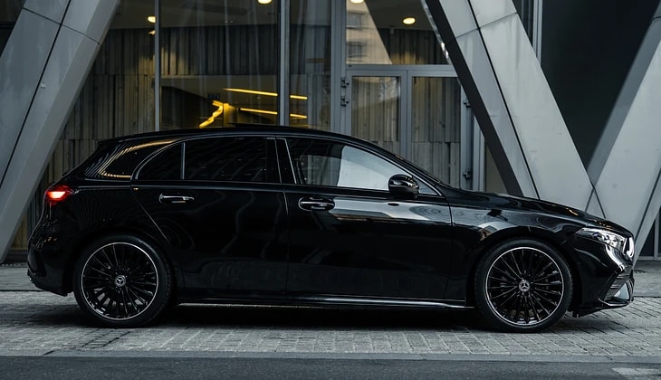 Mercedes-Benz A200 AMG Line noire vue de profil