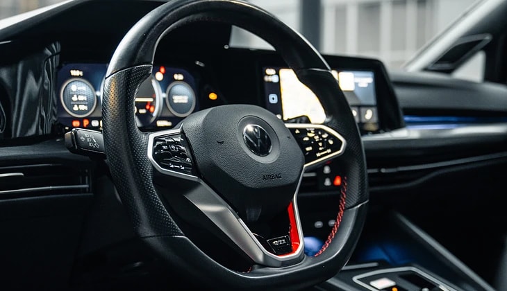 Volant GTI à surpiqûres rouges de la Golf 8 GTI Clubsport